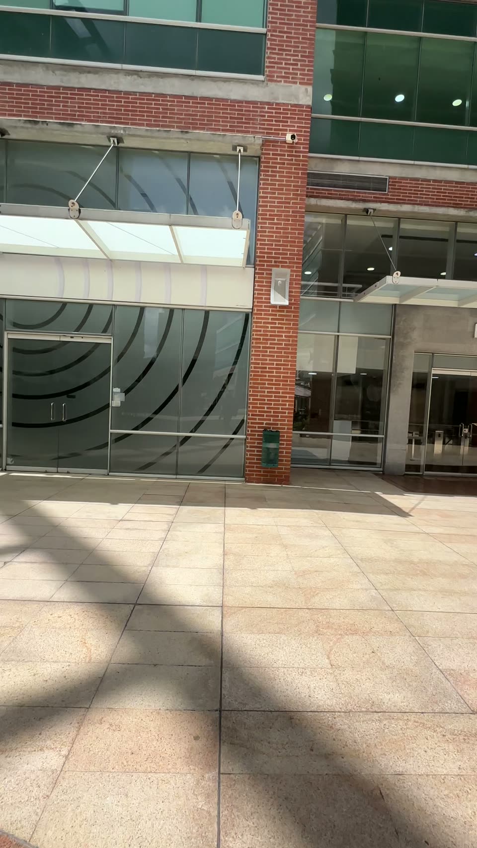 Recorrido caminando por la plaza comercial Ciudad Center en Boleíta Norte